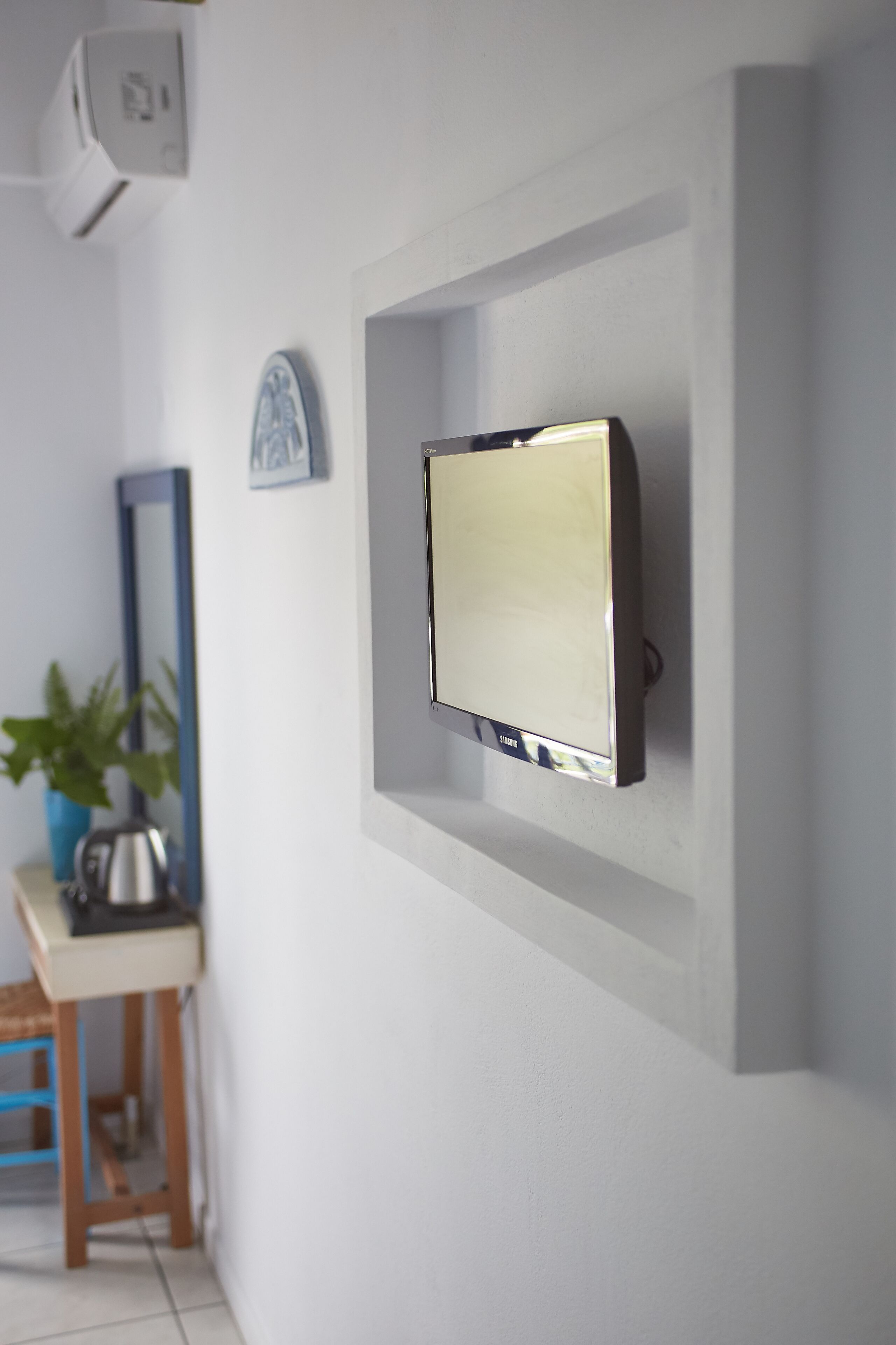 1 bedroom, egyptian cotton sheets, hypo-allergenic bedding, minibar