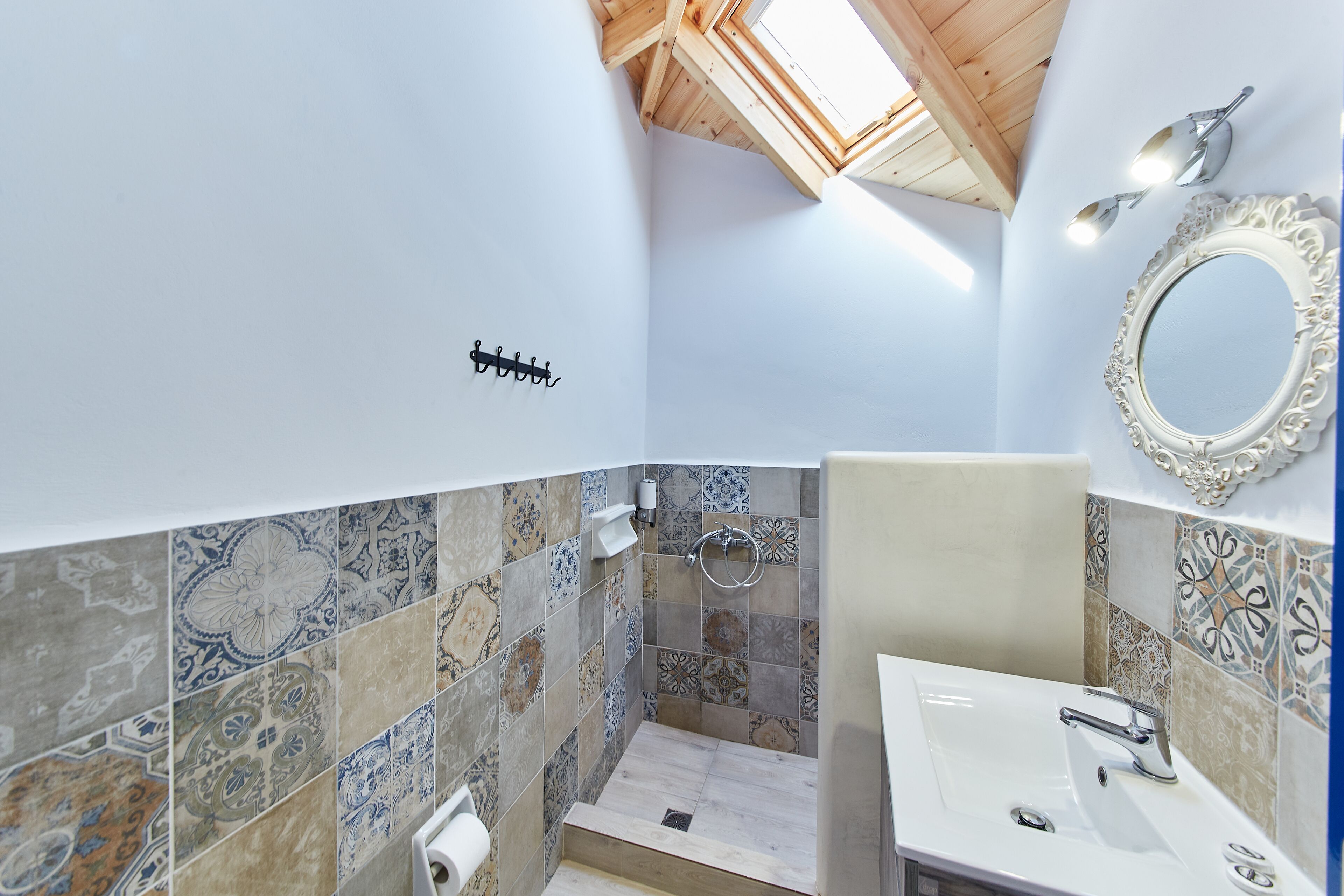 junior twin room | bathroom | shower, hair dryer, towels