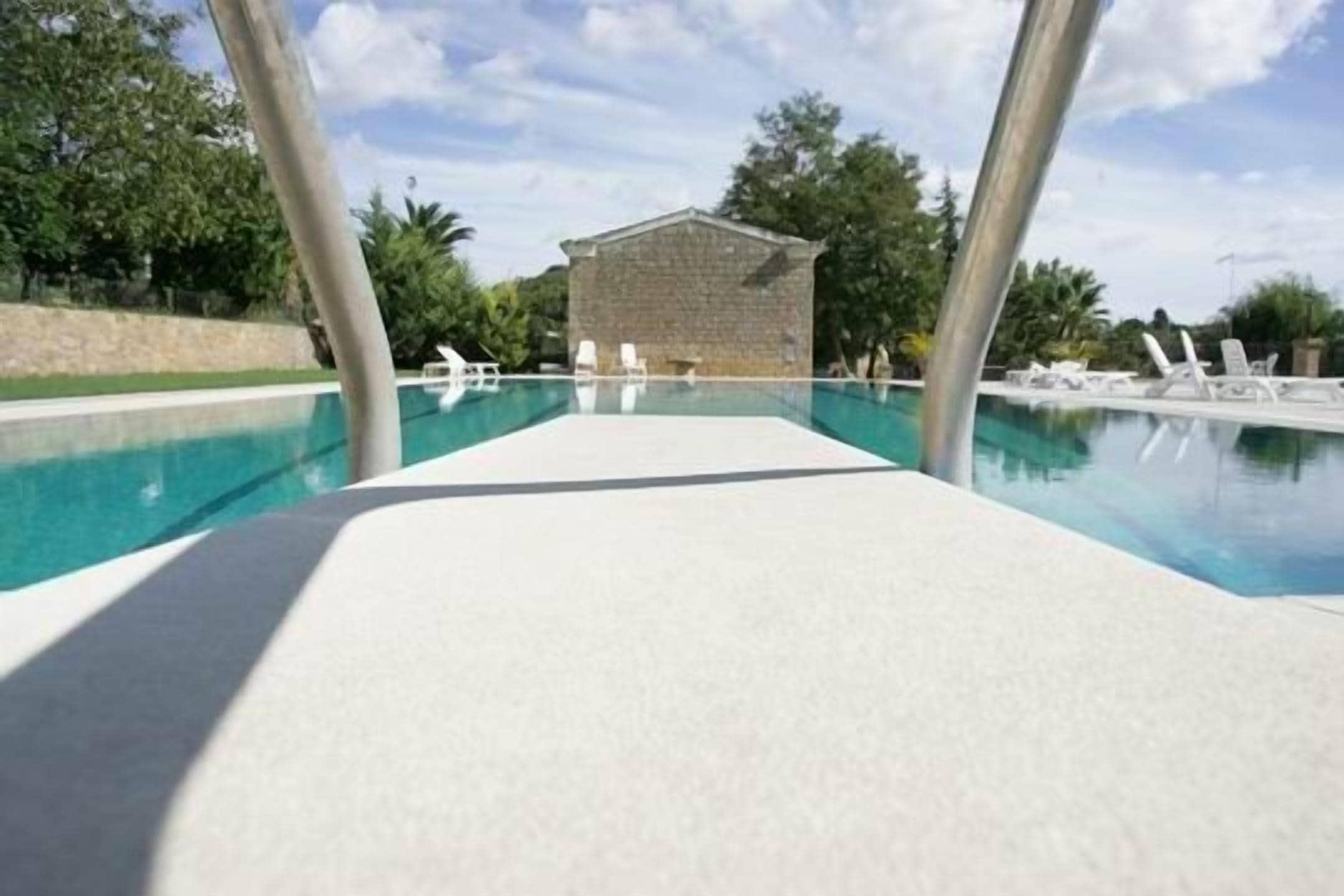 حمّام سباحة خارجي موسمي، مفتوح من 6 صباحاً إلى 9:00 مساءً، مقاعد للتشمس