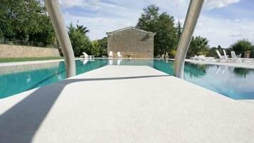 Piscina stagionale all'aperto, lettini