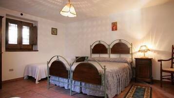 Camera tripla | Culle/letti per bambini (a pagamento), Wi-Fi gratuito, lenzuola