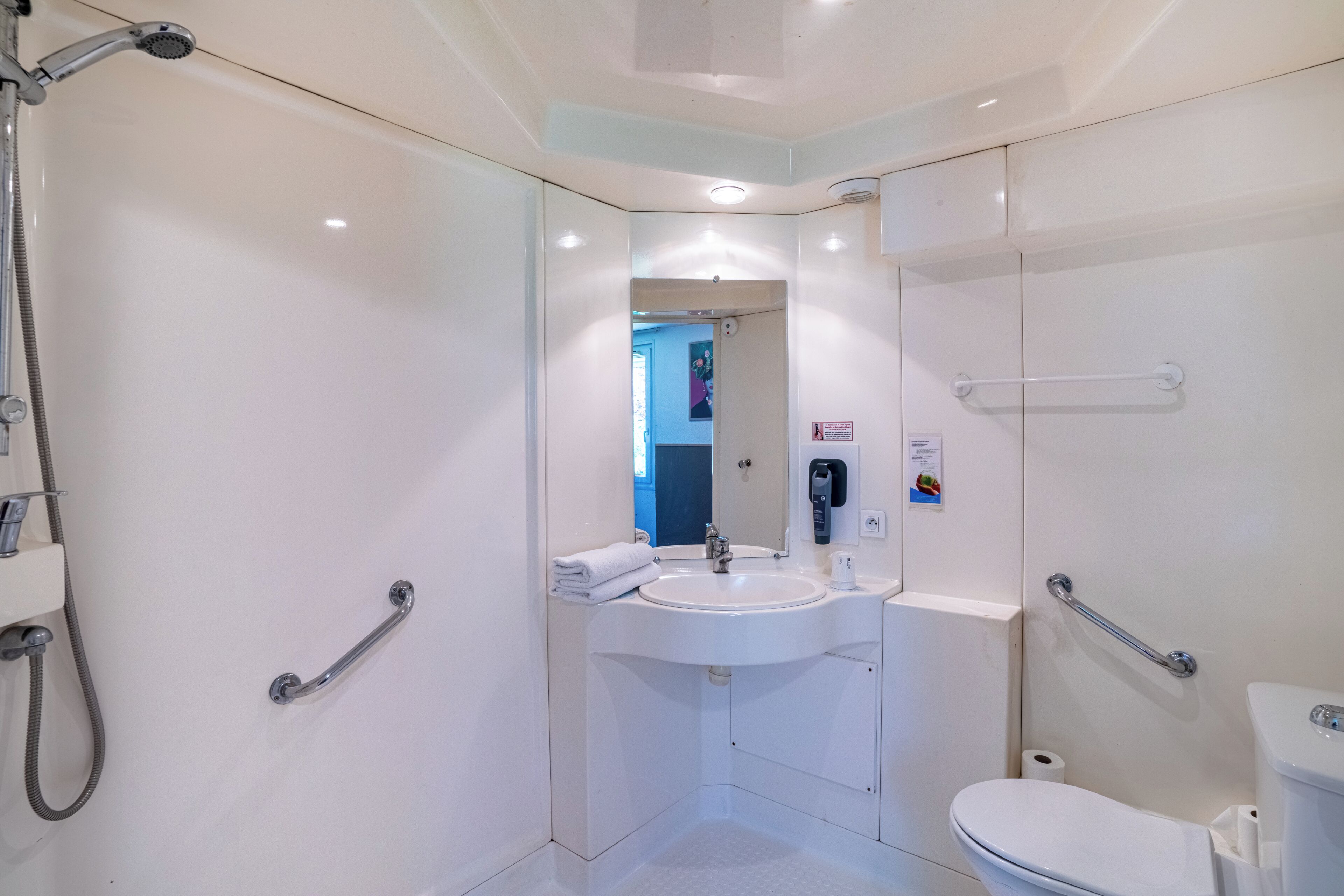 Articles de toilette gratuits, sèche-cheveux, serviettes fournies