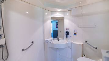 Articles de toilette gratuits, sĂšche-cheveux, serviettes fournies