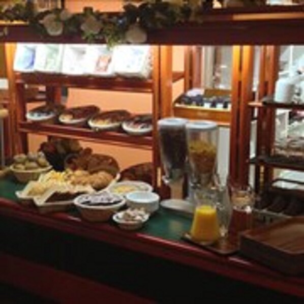 Desayuno buffet entre semana (EUR 8.00 por persona) 