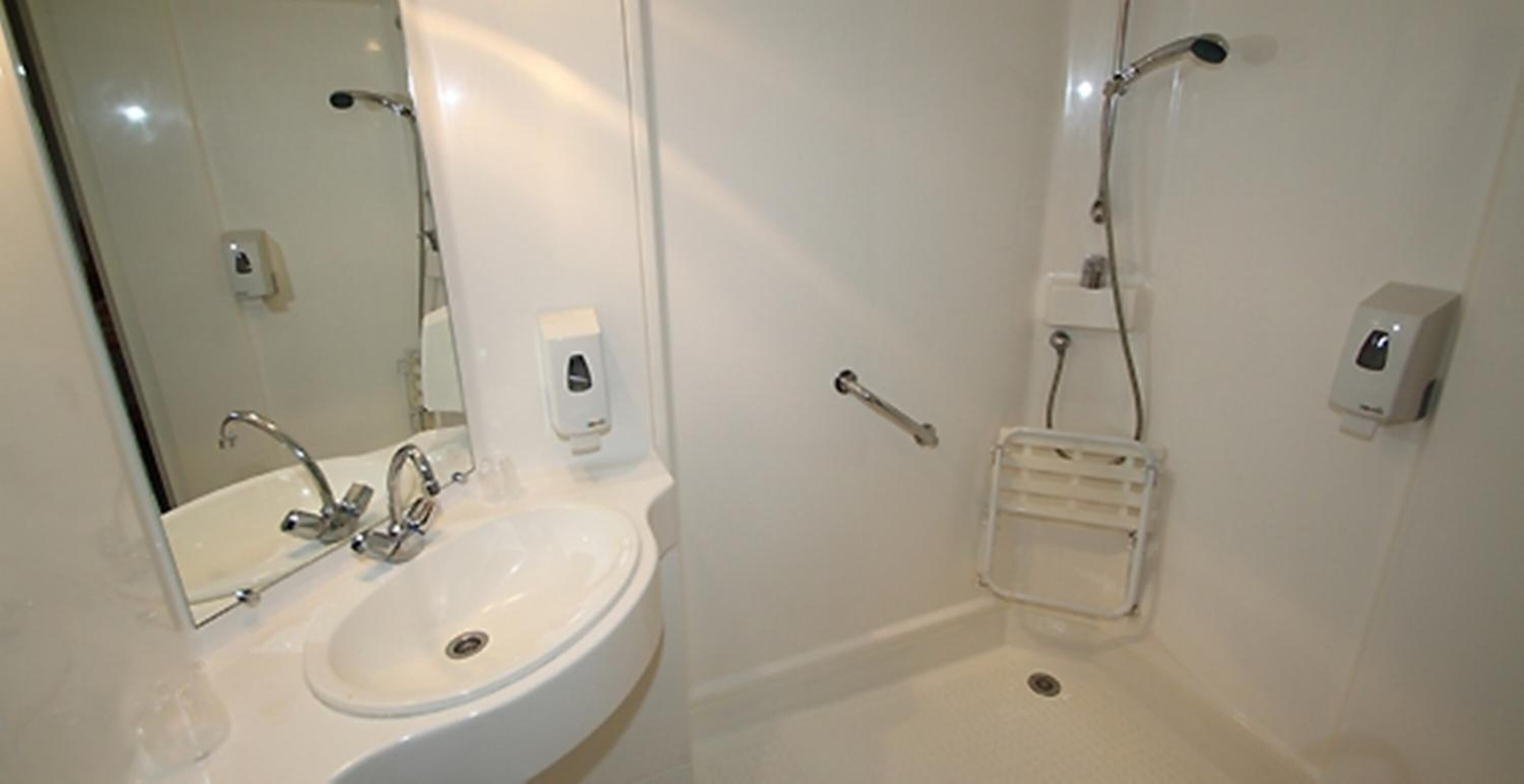 Articles de toilette gratuits, sèche-cheveux, serviettes fournies