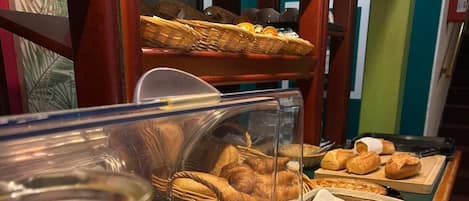 Buffet breakfast for a fee on weekdays