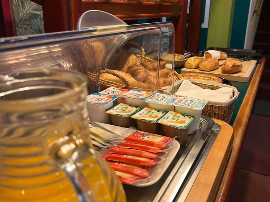 Se ofrece un desayuno bufé entre semana (por un coste adicional)
