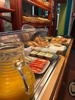 Petit déjeuner buffet servi en supplément en semaine