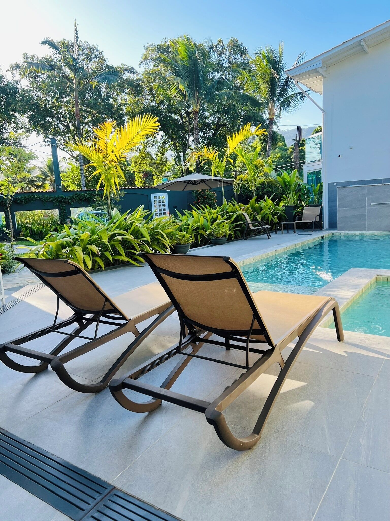 Utomhuspool, öppet 07.00 till 22.00, parasoller och solstolar