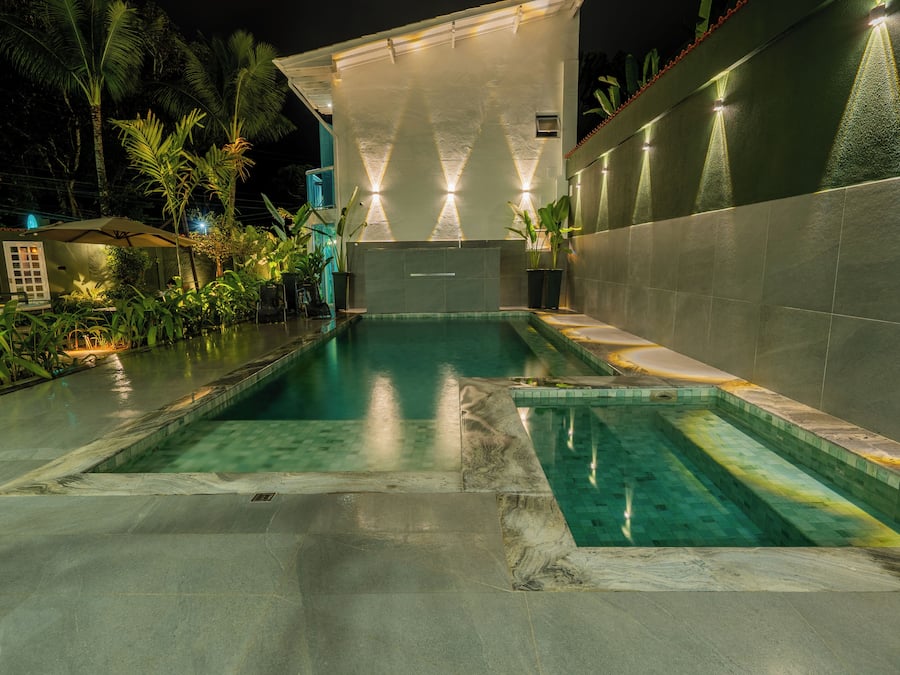 Utendørsbasseng, bassengparasoller og solsenger