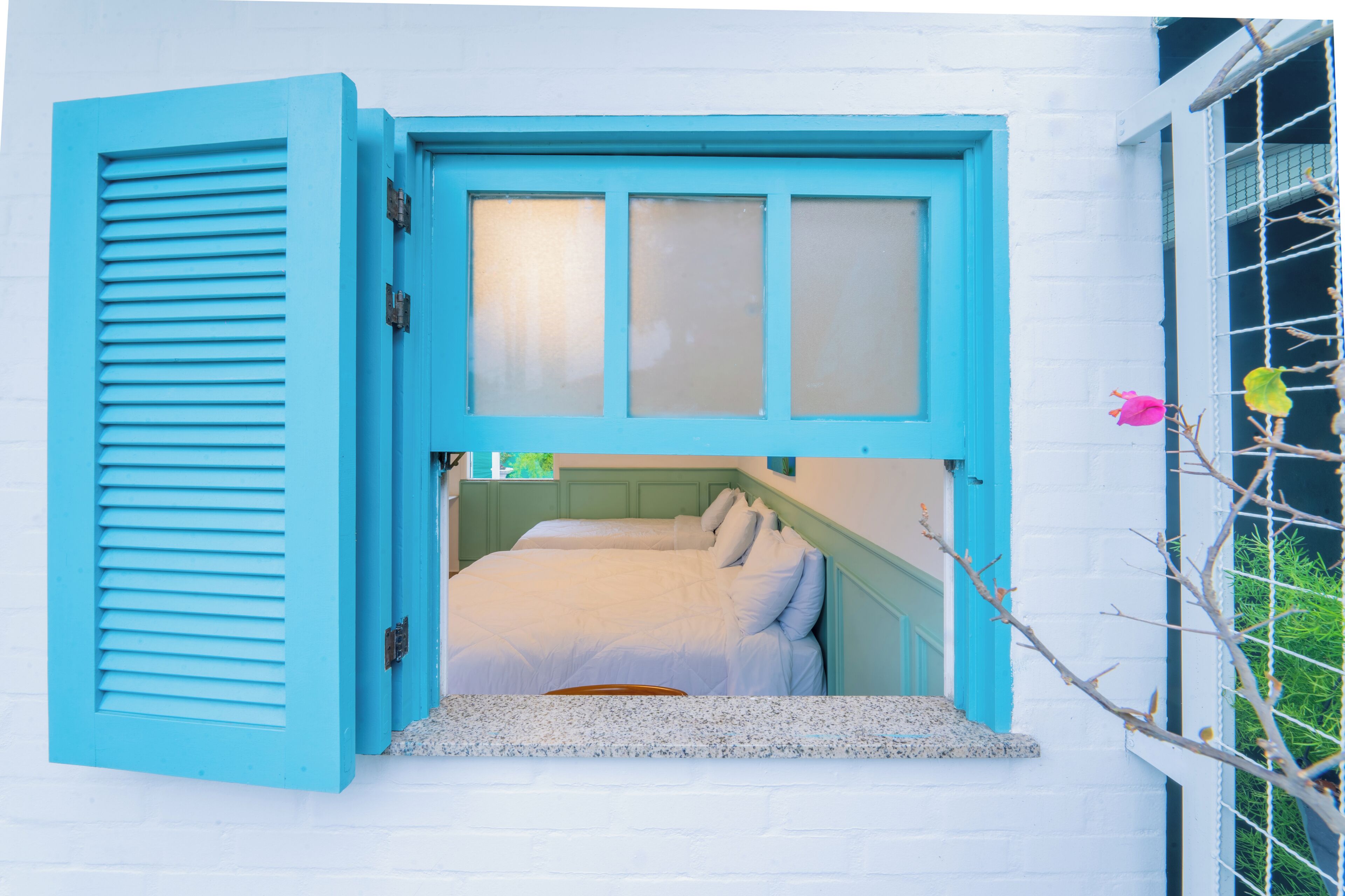 Una habitación con una cama, una ventana y una puerta.