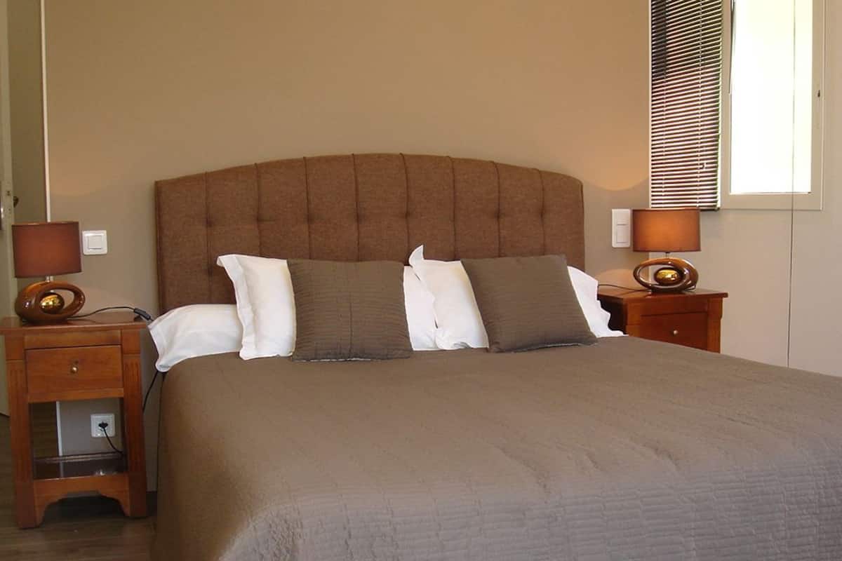 Habitación doble | Decoración personalizada, muebles diferentes y escritorio