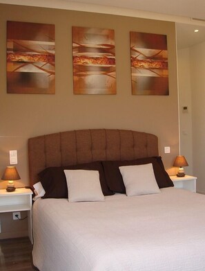Decoración personalizada, muebles diferentes y escritorio 