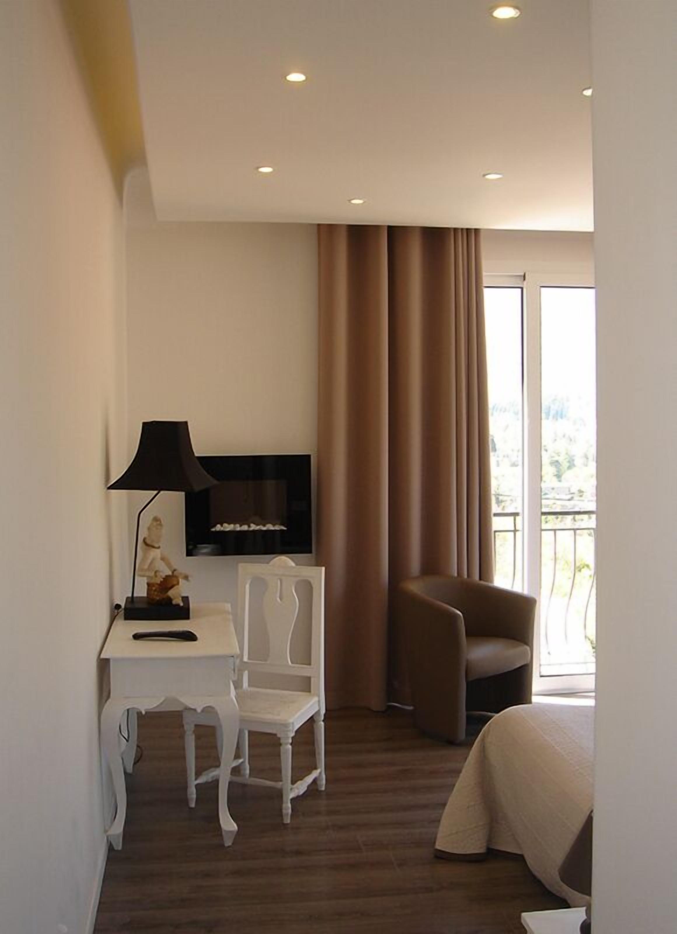 بديكورات فريدة لكل غرفة وطراز فريد لكل وحدة ومكتب وستائر تعتيم