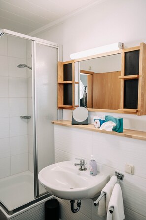 Double Room | Bathroom | Shower, hair dryer, towels - Waldpension Jägerstüberl (Bad Griesbach im Rottal)