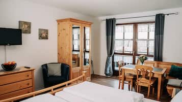 Zimmersafe, individuell dekoriert, Schreibtisch, Bügeleisen/Bügelbrett