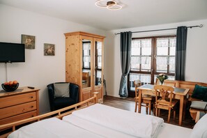 In-room safe, individually decorated, desk, iron/ironing board - Waldpension Jägerstüberl (Bad Griesbach im Rottal)