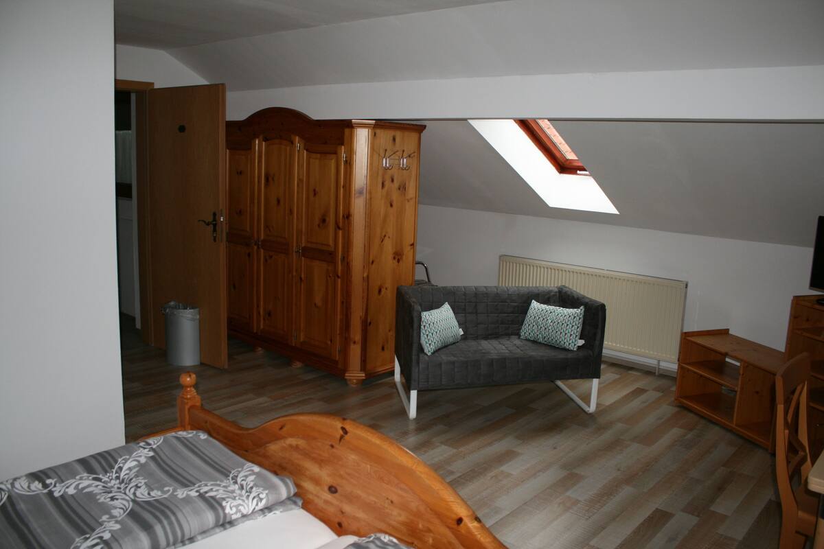 double room | 1 bedroom, in-room safe, individually decorated, desk