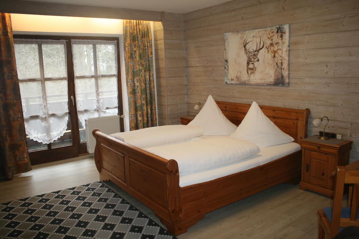 double room | 1 bedroom, in-room safe, individually decorated, desk