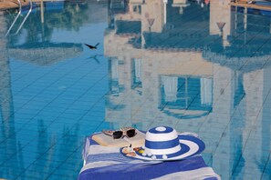 Piscine extérieure, chaises longues
