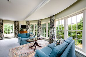 Decoración personalizada, muebles diferentes y escritorio