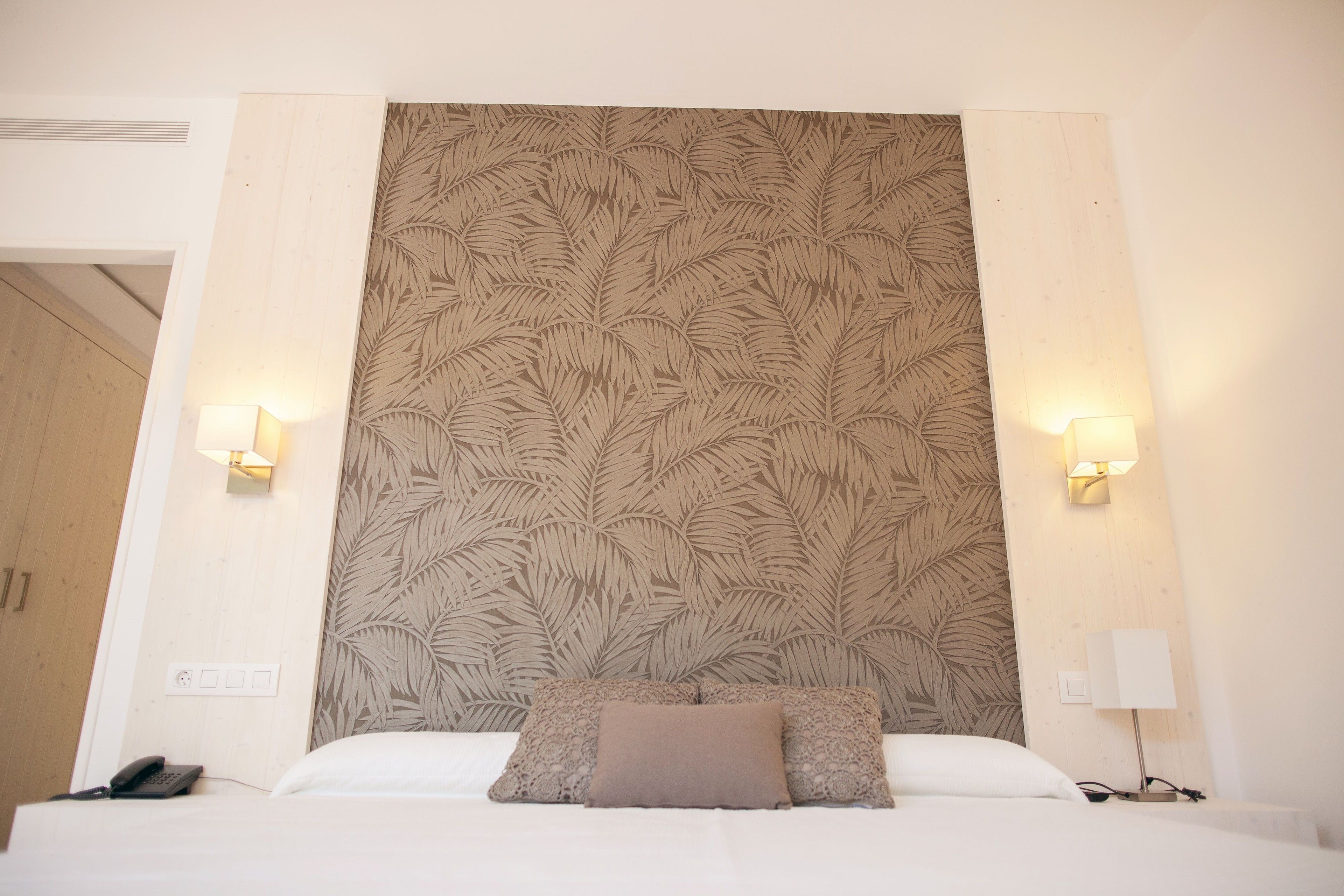 Tweepersoonskamer (with extra bed) | Kameruitzicht