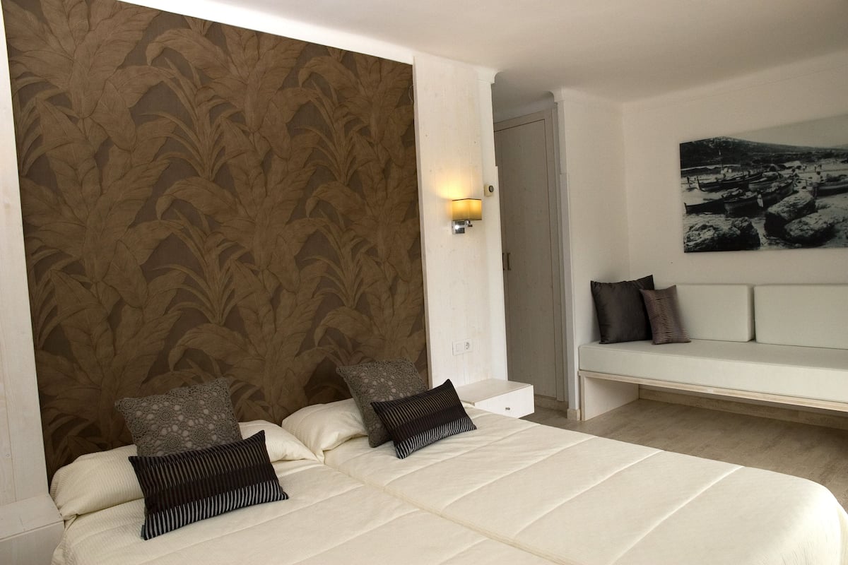 double room (with extra bed) | in-room safe, free wifi