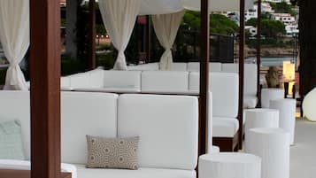 2 buitenzwembaden, parasols bij het zwembad en ligstoelen
