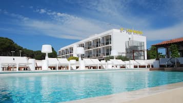 2 piscines extérieures, parasols de plage, chaises longues