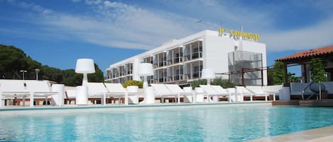 2 piscines extérieures, parasols de plage, chaises longues