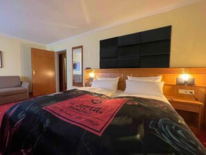 Familierom | Allergitestet sengetøy, minibar, safe på rommet og individuelt dekorert