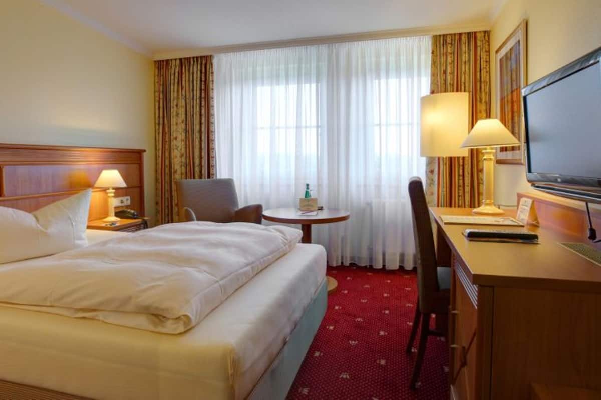 single room | hypo-allergenic bedding, minibar, in-room safe, individually decorated