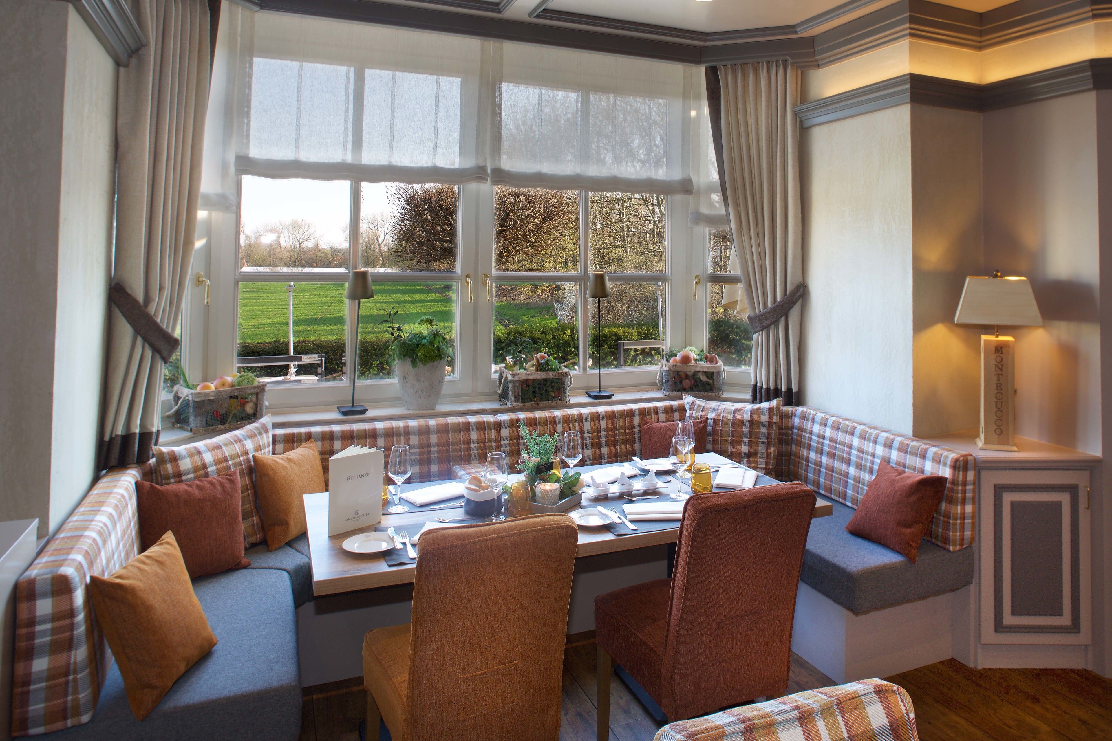 breakfast, dinner served; international cuisine, al fresco dining