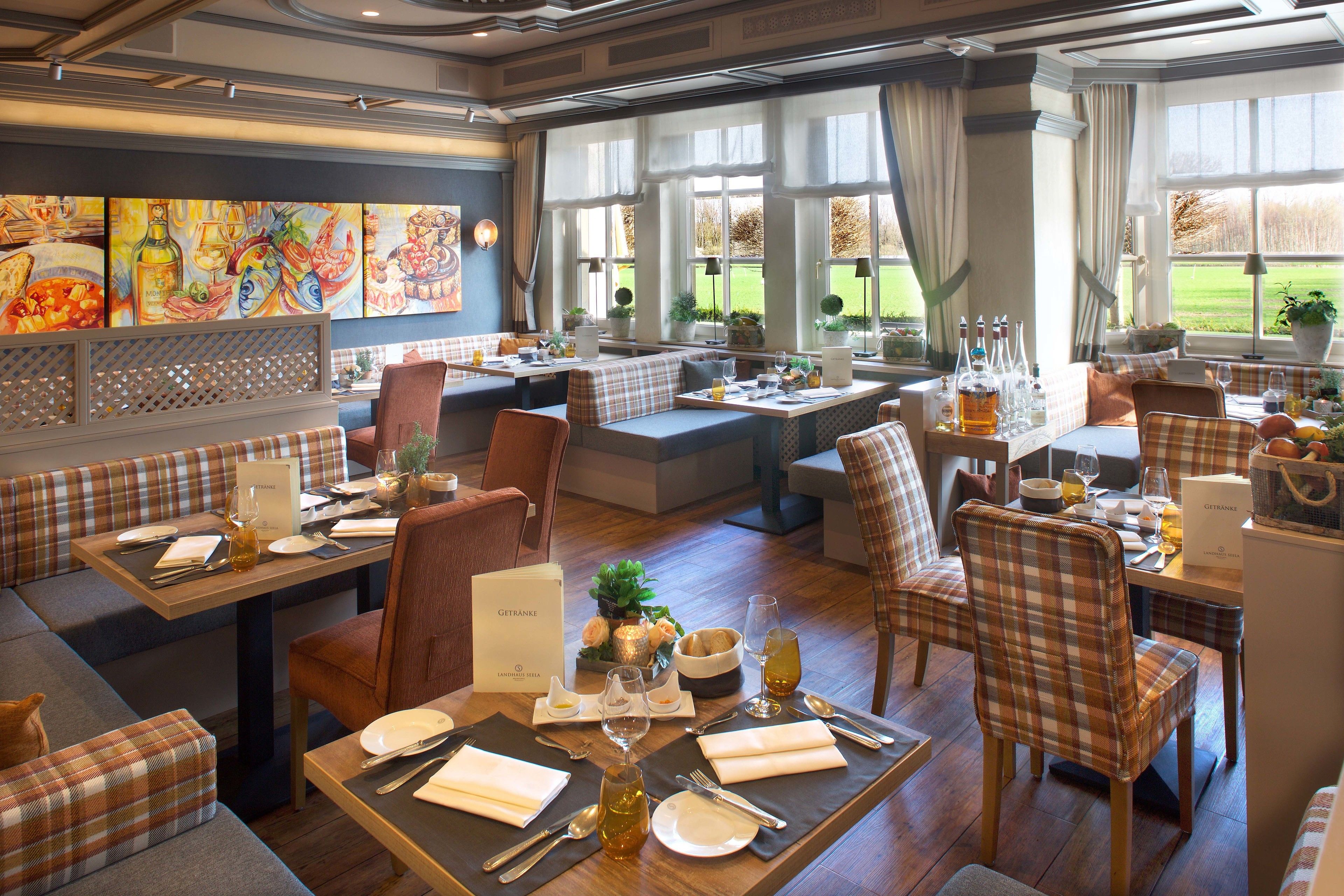 breakfast, dinner served; international cuisine, al fresco dining