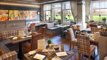 Frukost och middag serveras, med uteservering