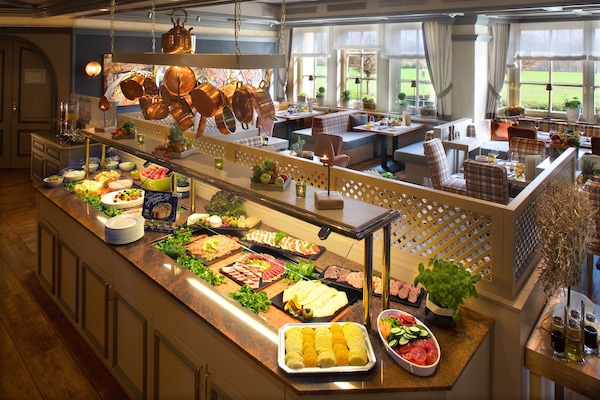 Bữa sáng buffet với phụ phí nhỏ vào ngày cuối tuần