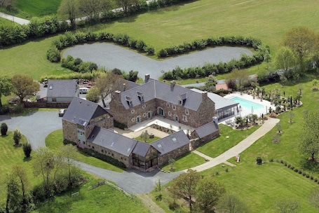Outdoor pool. Manoir De Kermodest