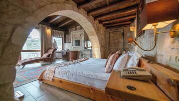 Deluxe Double Room with Bath | Roupas de cama premium, cofres nos quartos, escrivaninha