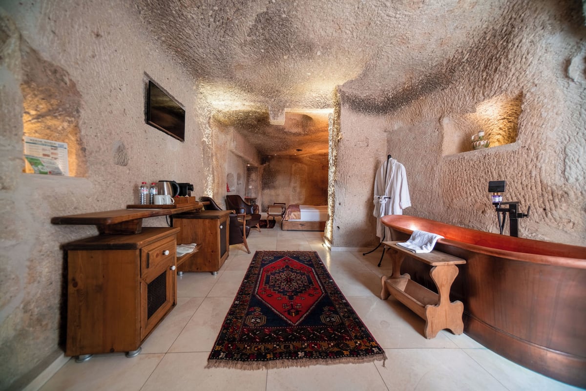 套房 | 高档床上用品、客房内保险箱、办公桌、笔记本电脑工作区