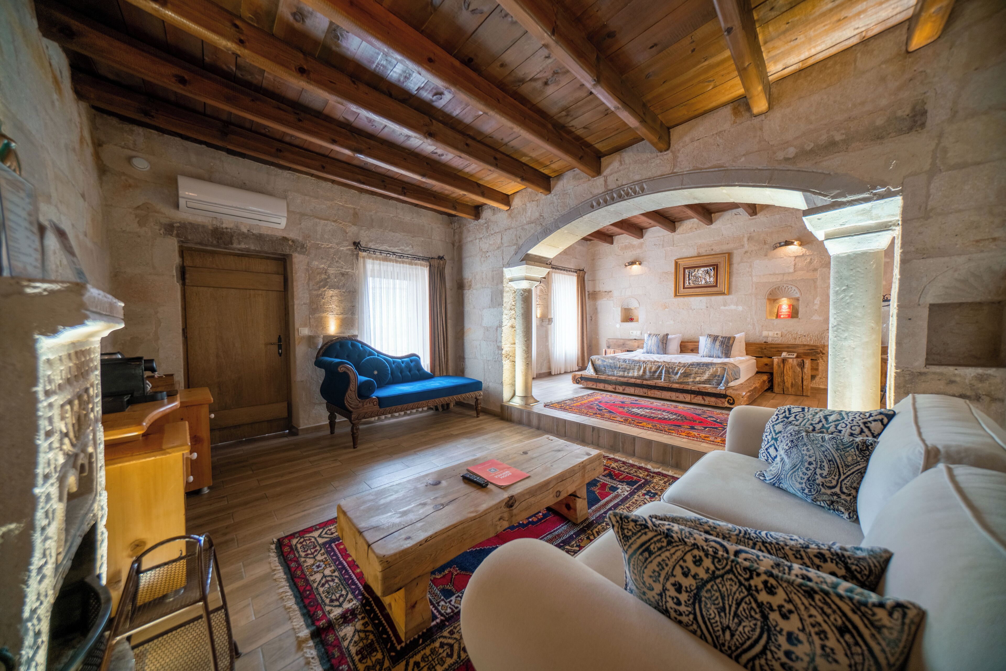 Executive Suite | Premium bedding, in-room safe, desk, laptop workspace