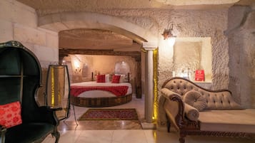 Une pièce comprenant un lit, un canapé, une chaise et une lampe.