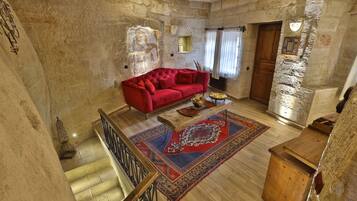 Family Room | Premium bedding, in-room safe, desk, laptop workspace