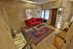 أغطية فراش متميزة وخزنة داخل الغرفة ومكتب ومساحة عمل للكمبيوتر المحمول