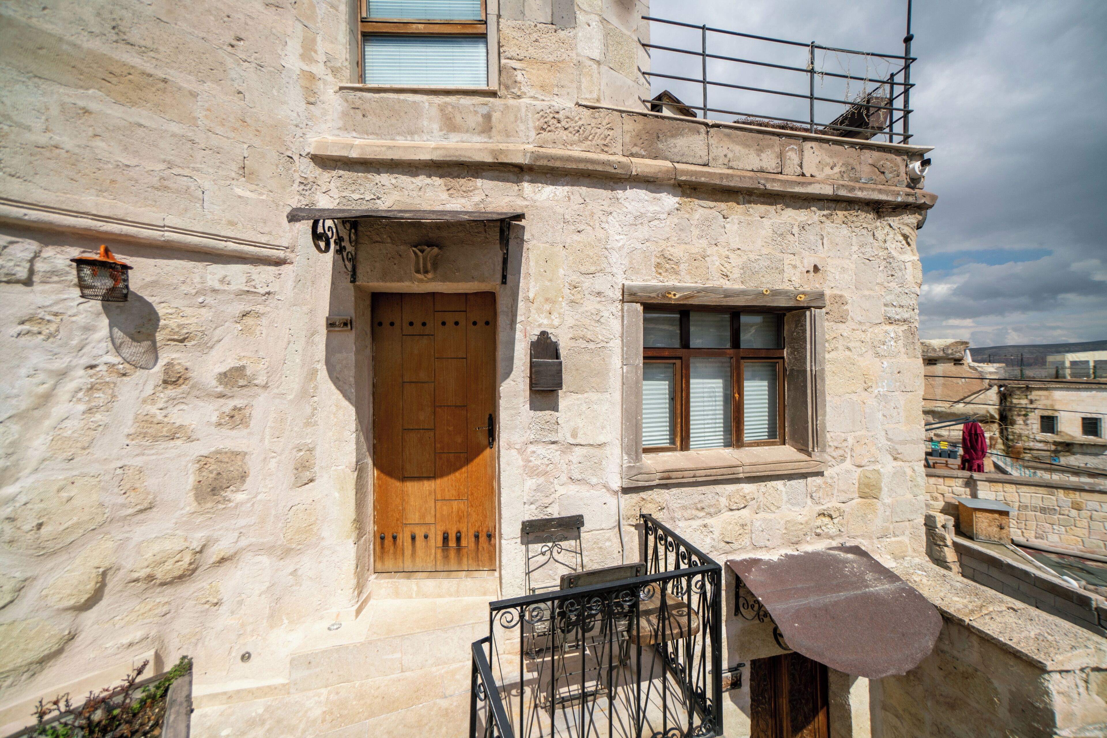 Photo - Divan Cave House