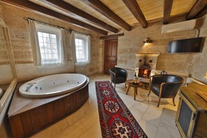 أغطية فراش متميزة وخزنة داخل الغرفة ومكتب ومساحة عمل للكمبيوتر المحمول