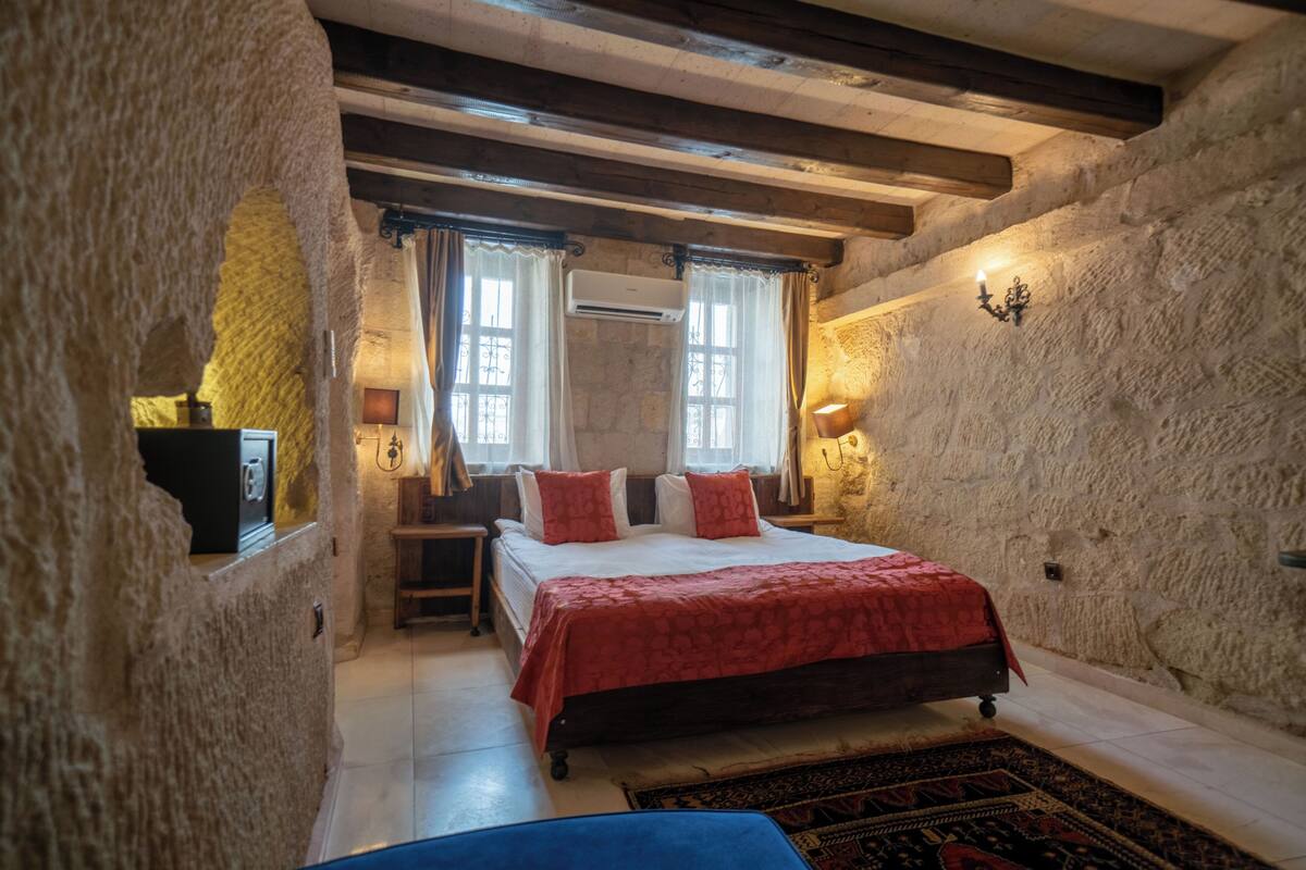 Deluxe Double Room with Bath | أغطية فراش متميزة وخزنة داخل الغرفة ومكتب ومساحة عمل للكمبيوتر المحمول