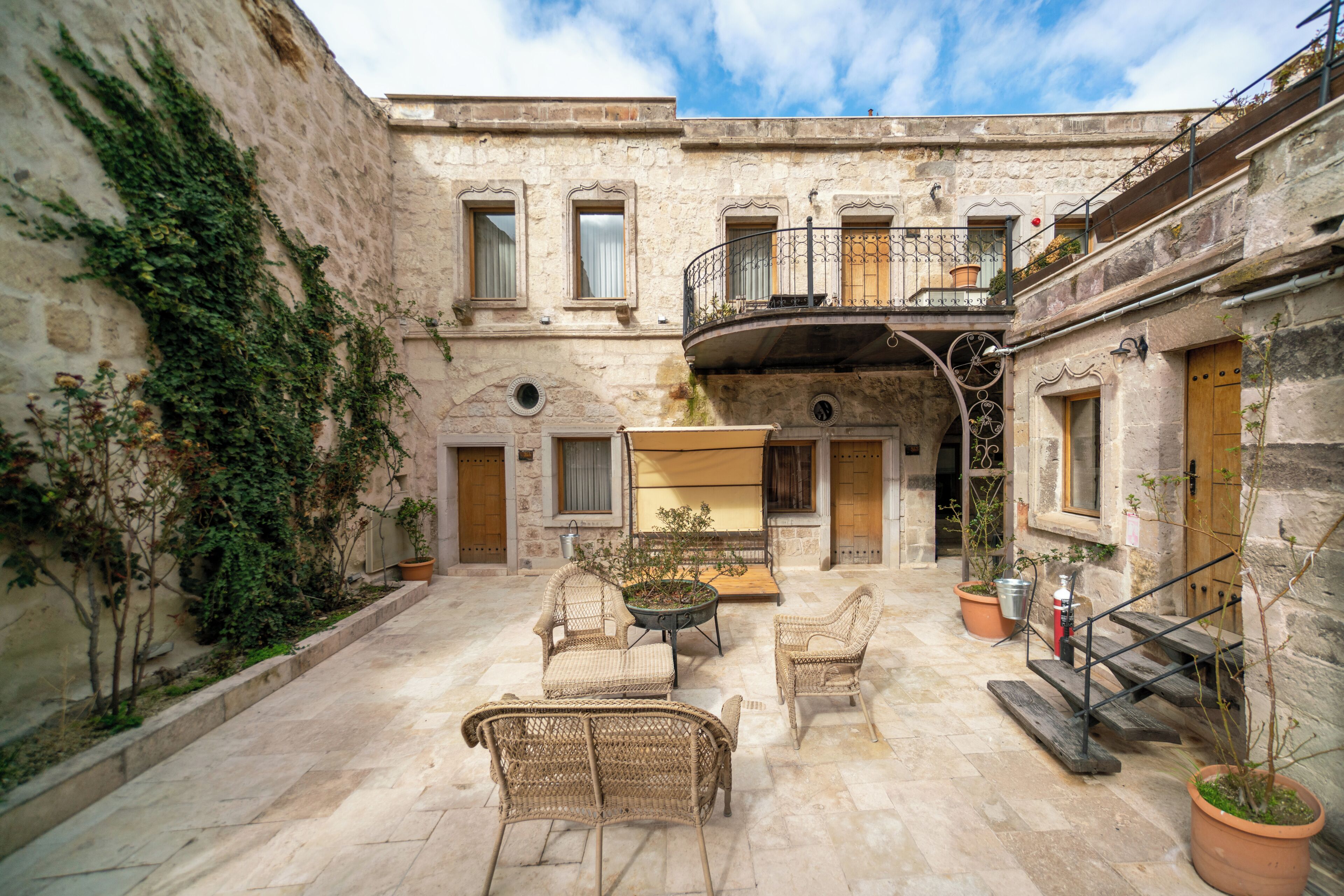 套房 | 高档床上用品、客房内保险箱、办公桌、笔记本电脑工作区