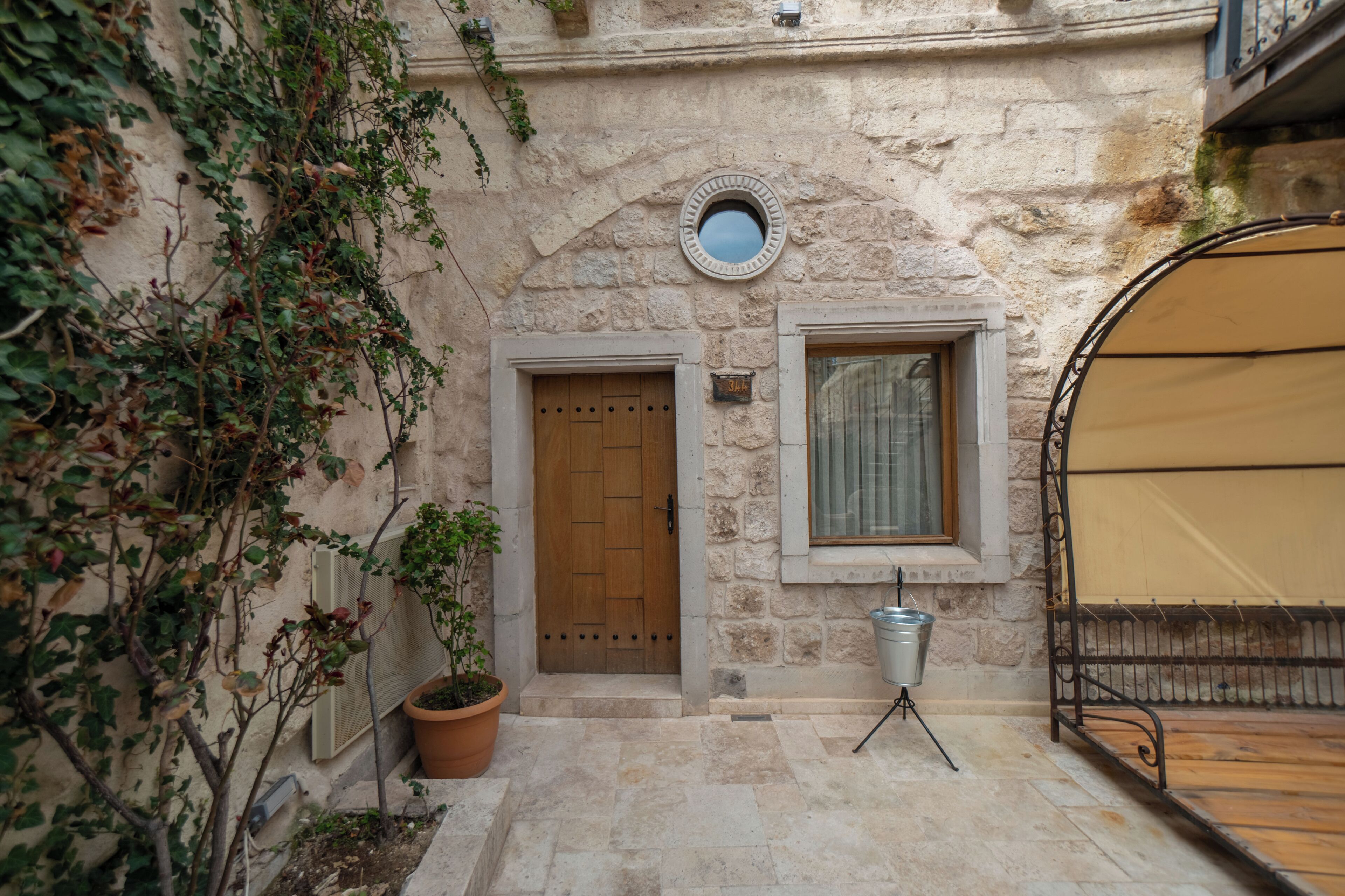 Photo - Divan Cave House