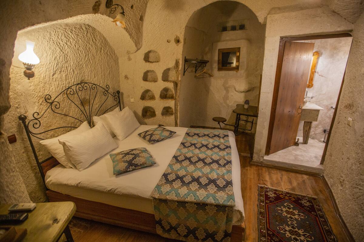 Fairy Chimney Room | أغطية فراش متميزة وخزنة داخل الغرفة ومكتب ومساحة عمل للكمبيوتر المحمول