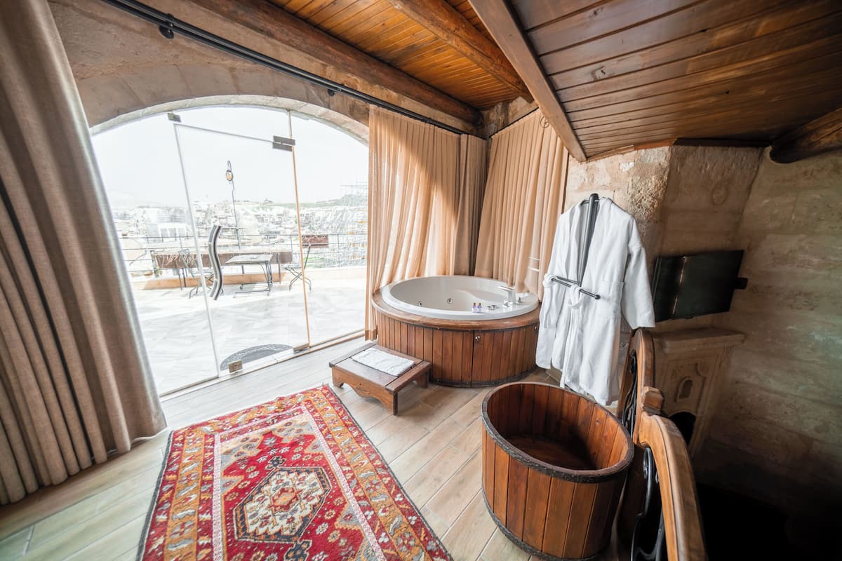 高级双人房 | 高档床上用品、客房内保险箱、办公桌、笔记本电脑工作区